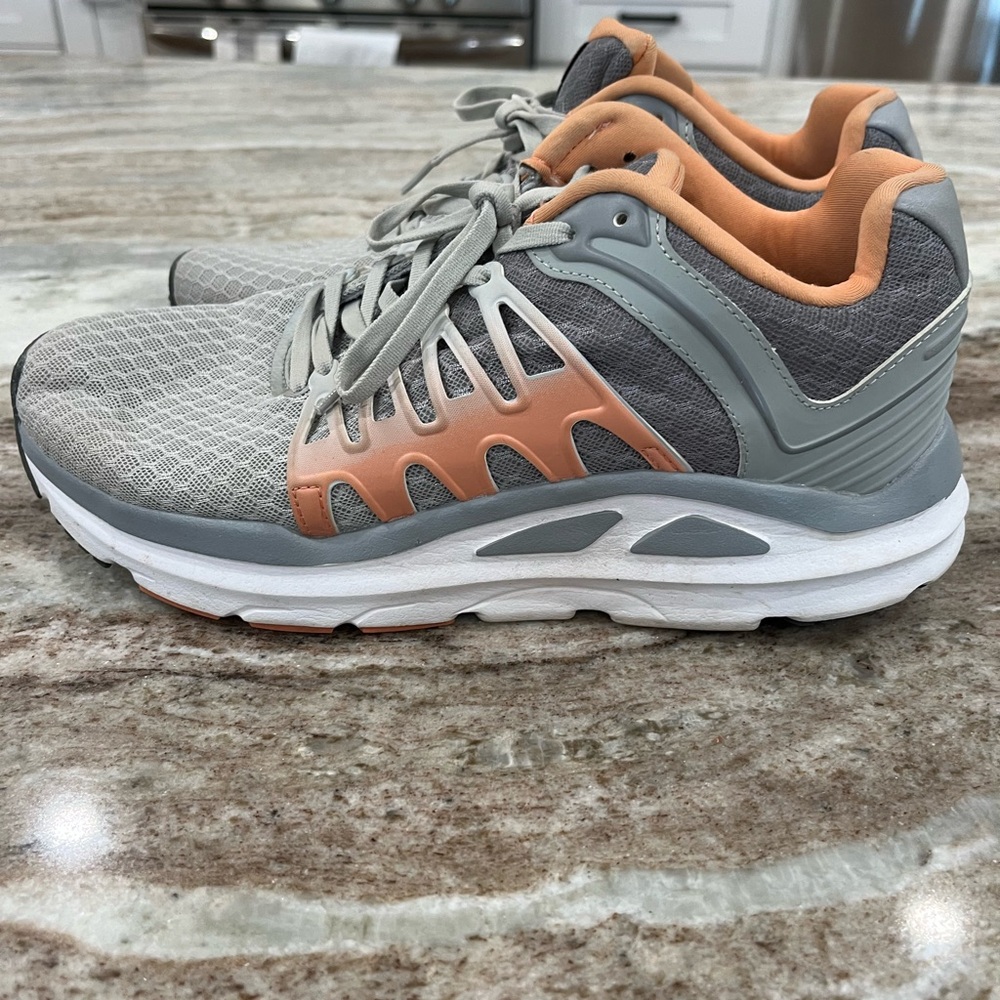 Abeo‎ Pro Peach and Grey Tennis Shoes
